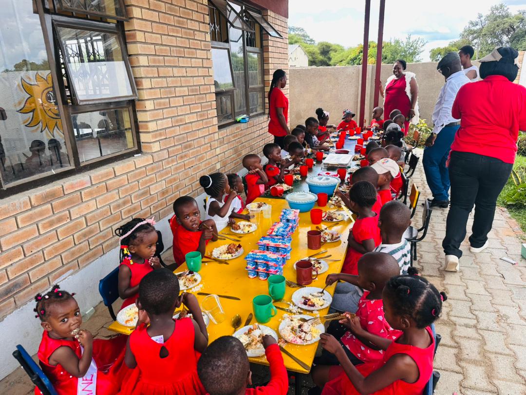 Children eating together at Sibane ECD